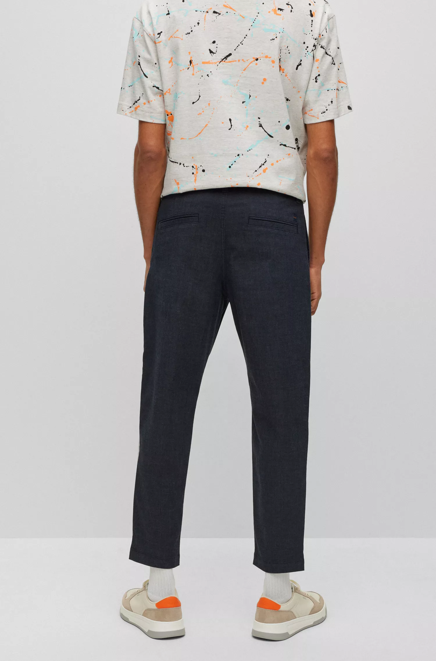Calça BOSS laranja, corte slim, em tecido mesclado elástico.