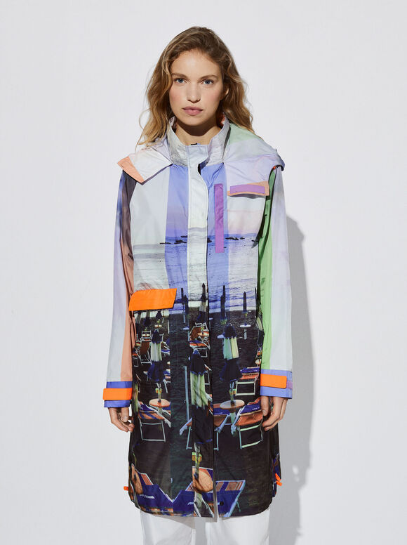 Capa de chuva estampada com capuz - Multicolorida