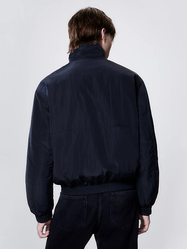 Jaqueta com zíper frontal completo em nylon brilhante.