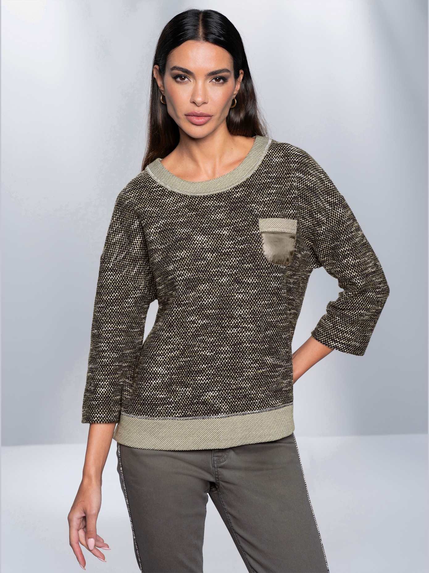 Pull motif tricoté moderne