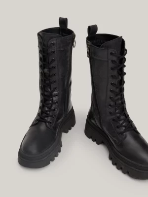 Botas de couro com travas e cadarço com emblema tonal