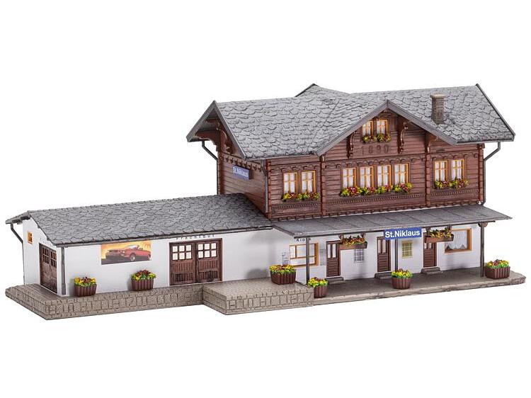 Faller Bahnhof St.Niklaus H0 Schweizer Bahnhofsgebäude mit Güterschuppenanbau, Verladerampe und Stumpfgleisanschluss