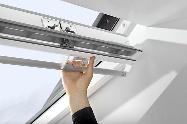 Fenêtre de toit à rotation VELUX Standard Whitefinish - bois peint en blanc L. 134 x H. 140 cm (GGL 2054 UK08)