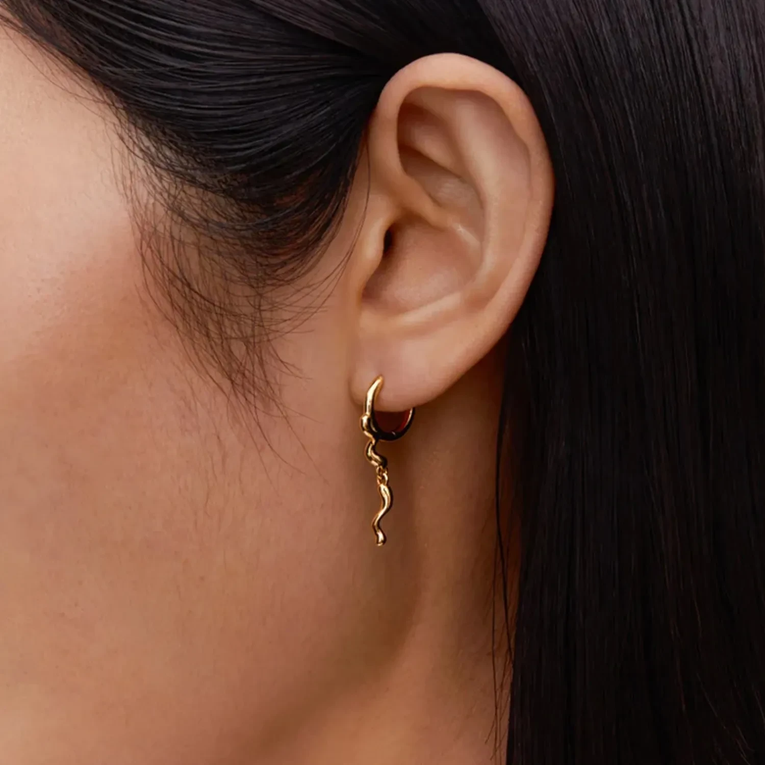 Maria Black Ramen Chu Huggie Ørering Single 18 kt. Forgyldt Sølv 101073YG