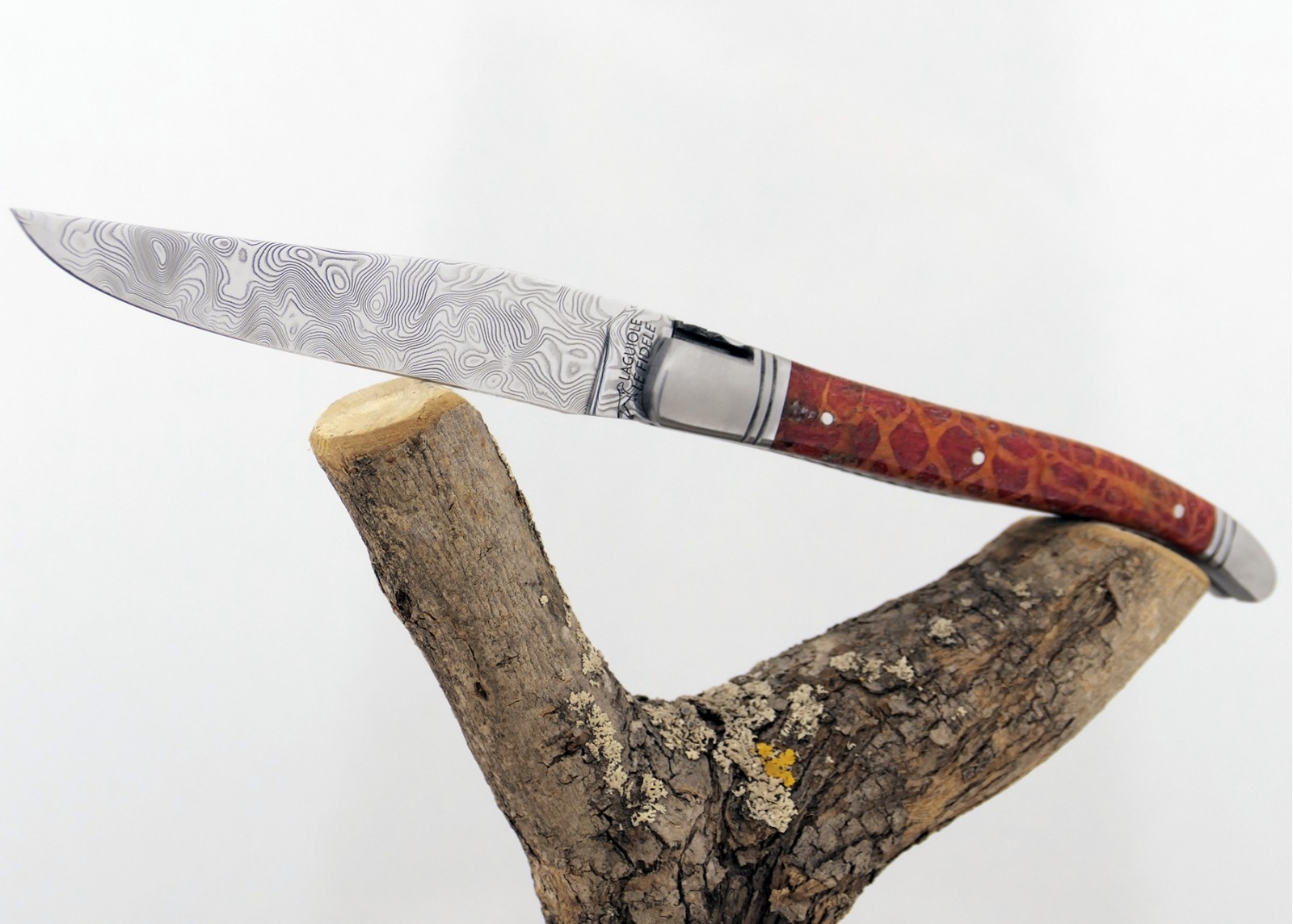 Couteau Laguiole avec un manche en corail Rouge et une lame Damas