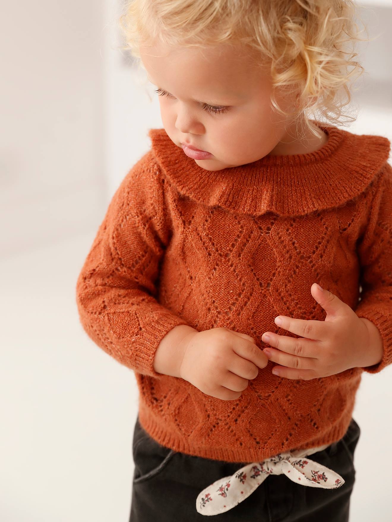 Suéter infantil com estampa de losangos, cor ferrugem