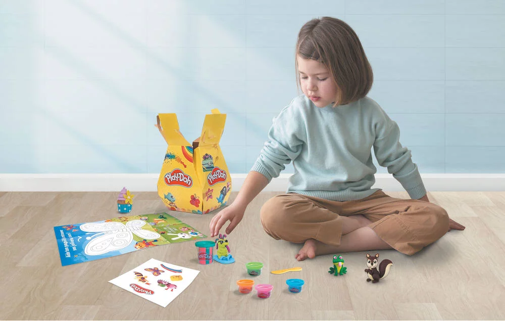 PLAYDOH -BOITE SURPRISE AVEC PLAYSET PATE A MODELER ACCESSOIRES STICKERS ET TAPIS INTERACTIF