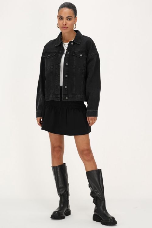 Zwarte spijkerjas met ruffles