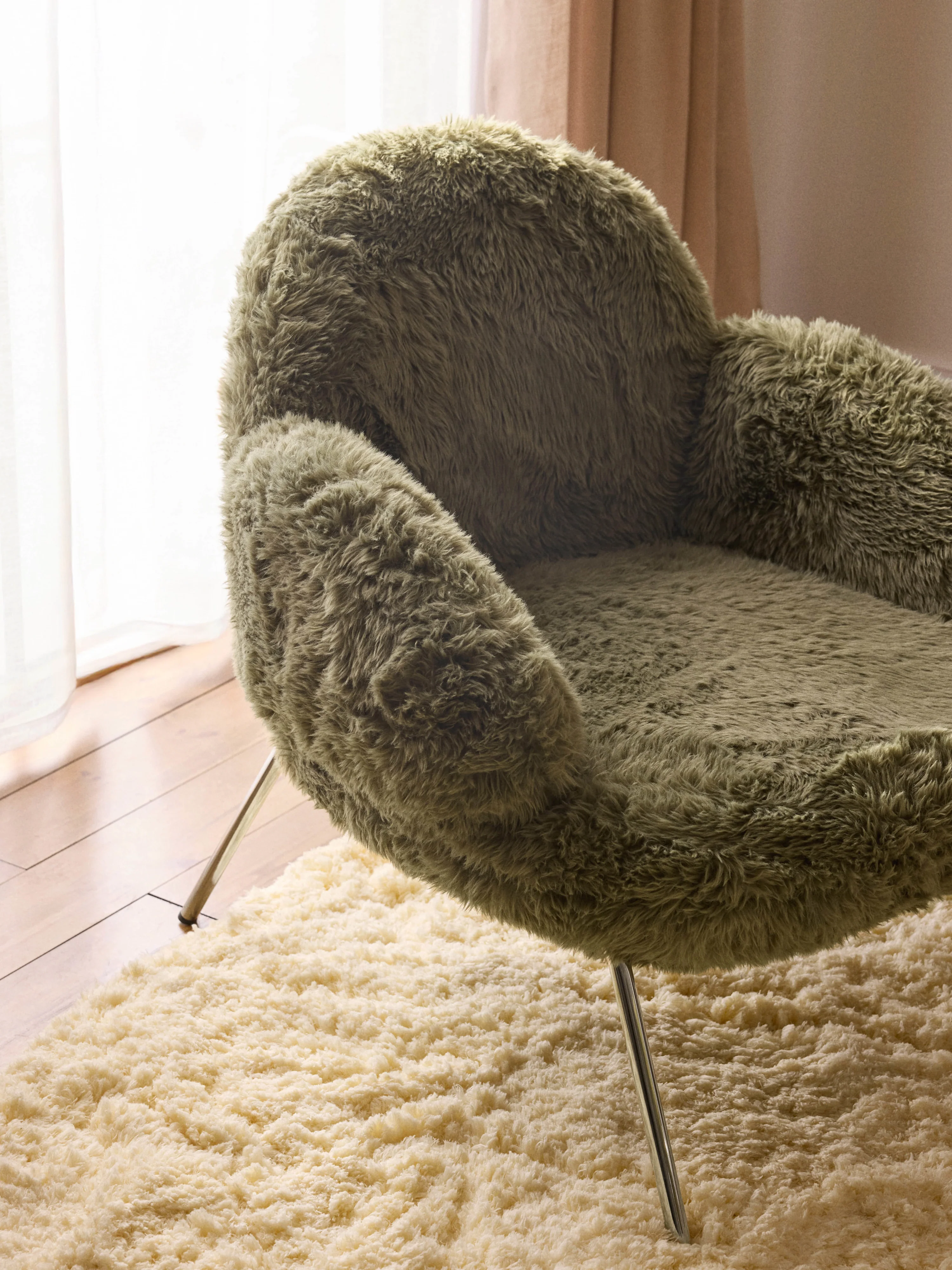 Imitatie schapenvacht fauteuil Luan met metalen poten