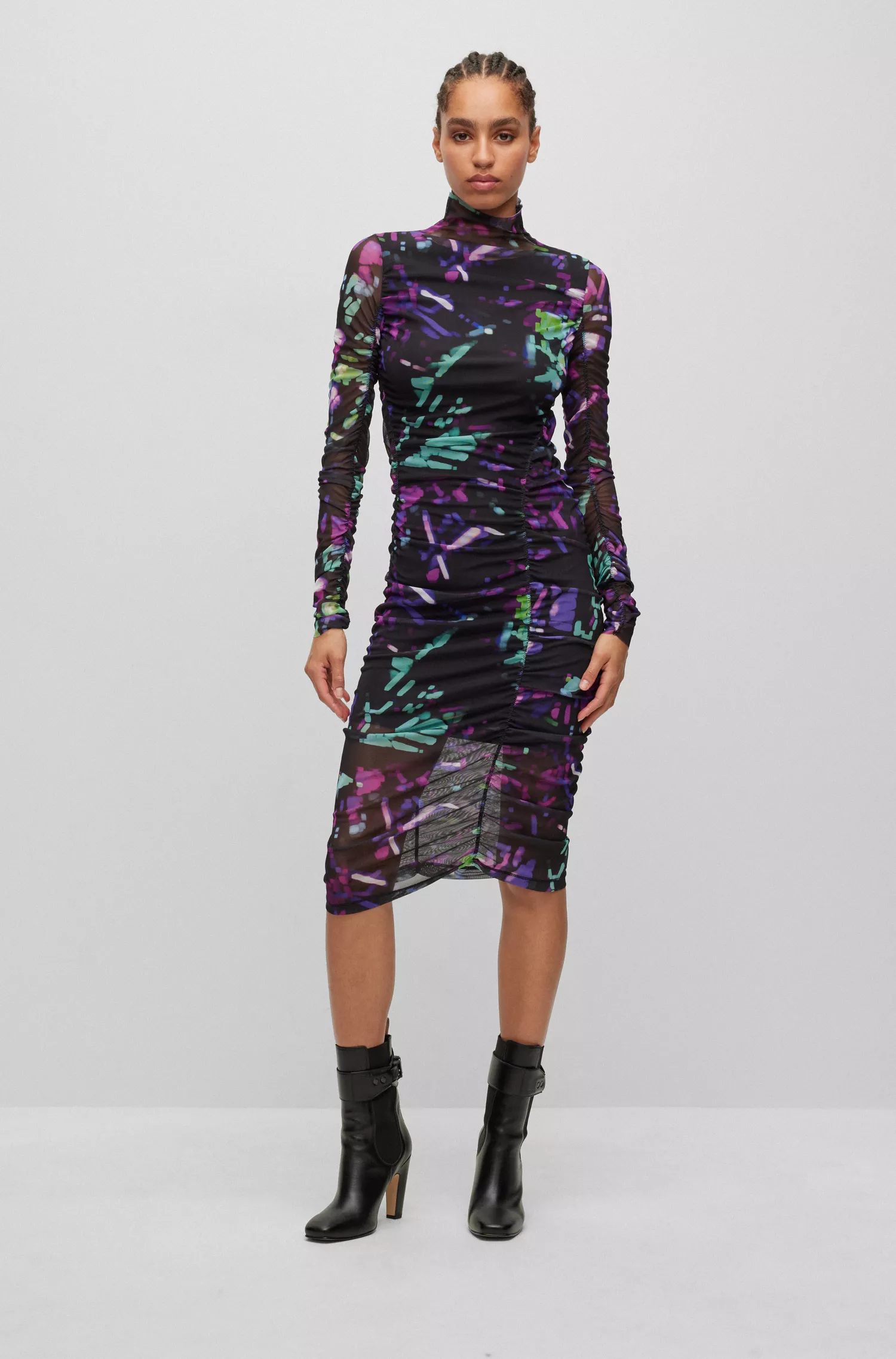 Vestido BOSS laranja com gola alta em tule estampado com detalhes franzidos.