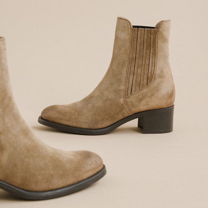 Boots à bouts ronds et petits talons  en croute taupe