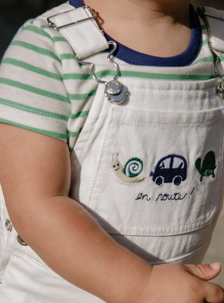 Salopette longue en denim écru avec broderie