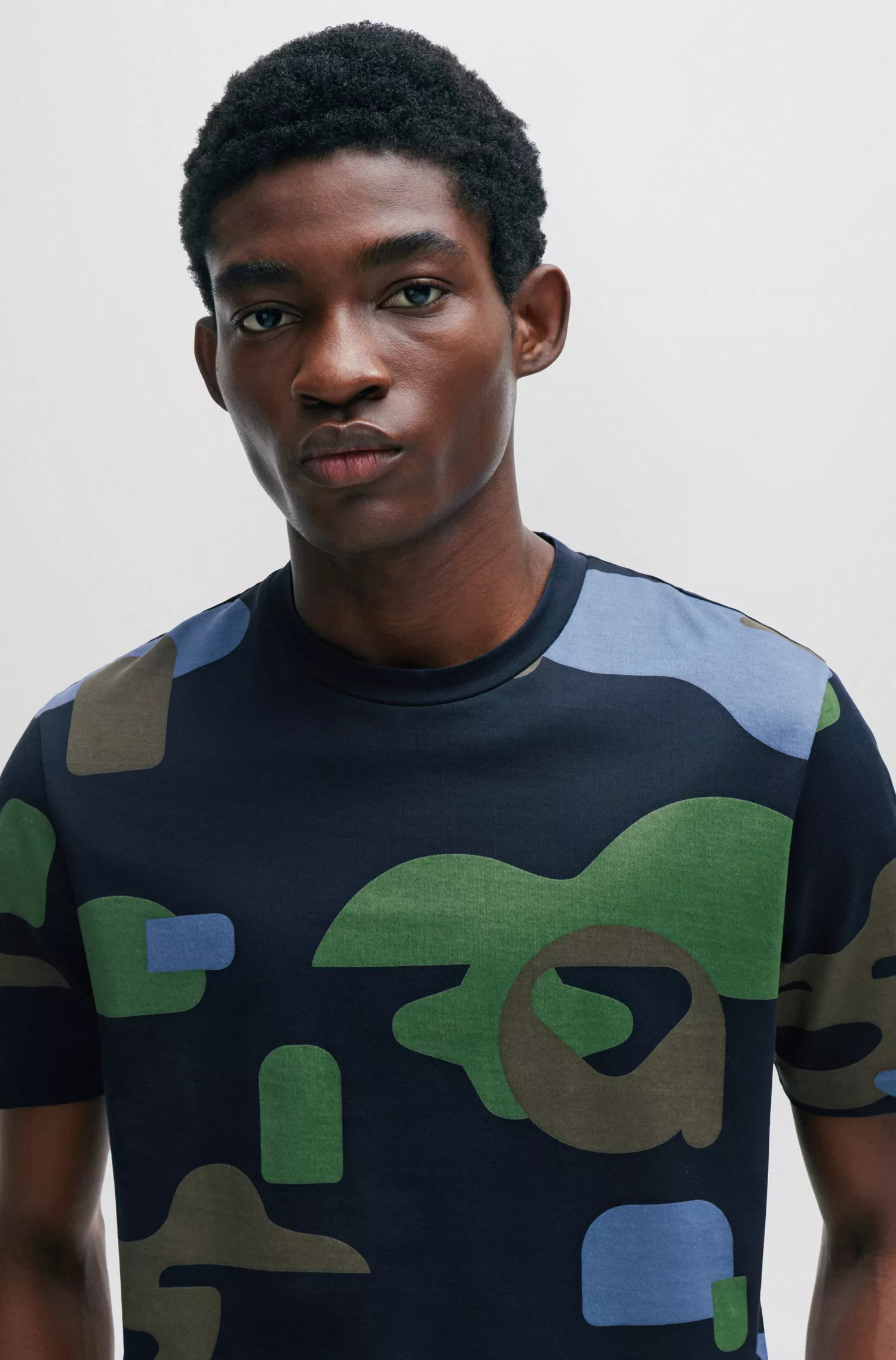 Camiseta BOSS preta em algodão mercerizado com estampa sazonal.