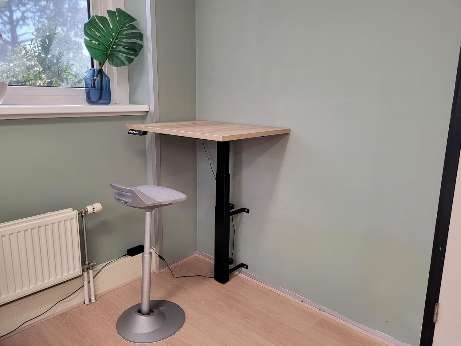 WallDesk höhenverstellbarer Wandtisch - Elektrisches Gestell - Höhe 59-125cm - Breite 55cm - Weiß - Mit Speicherfunktion