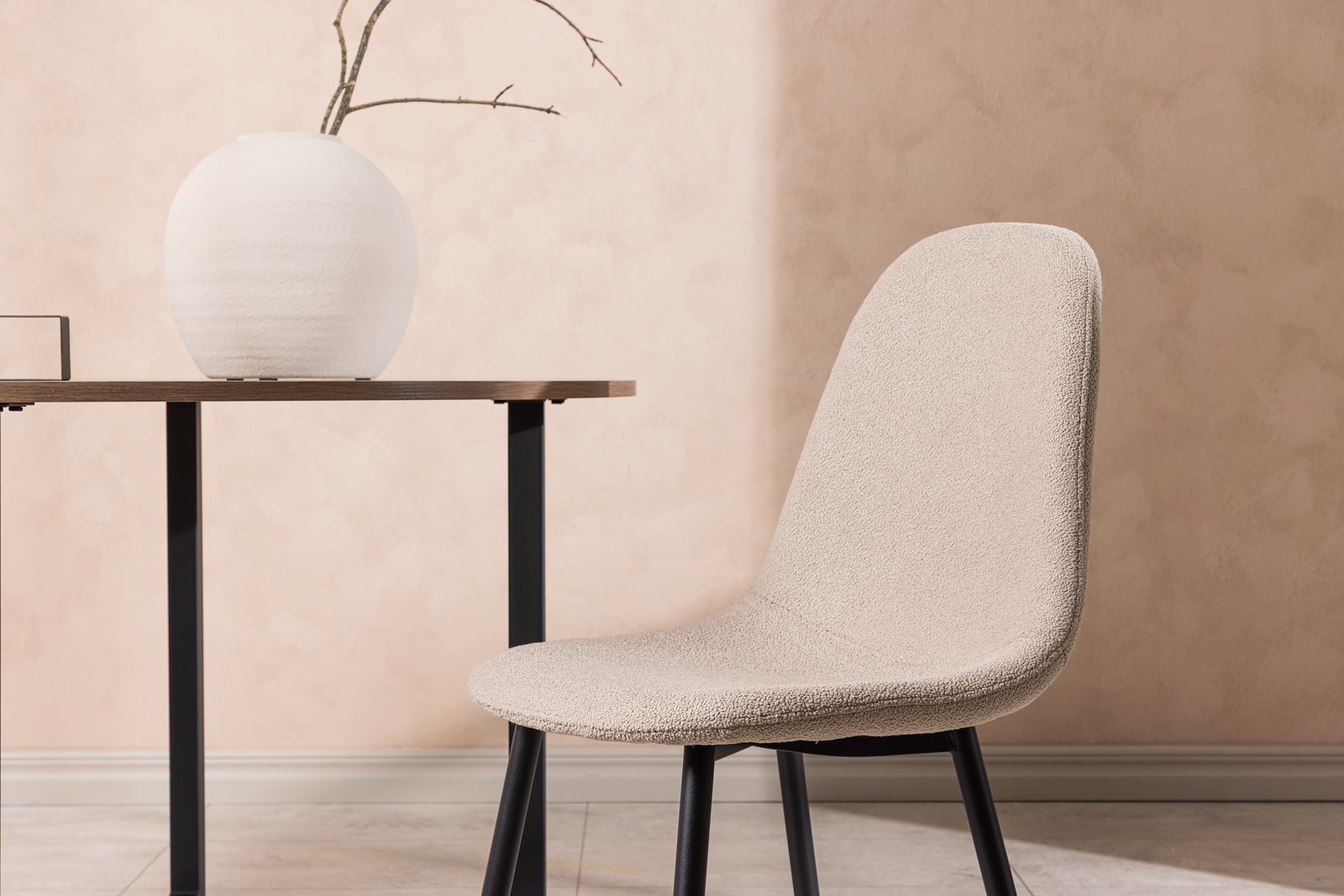 Polar Spisestol. Sett av 2 Sett av 2. Beige bouclé med sortlakkerte ben.