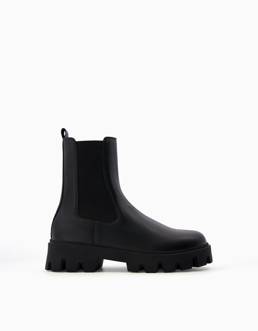 Botas Chelsea com sola tratorada