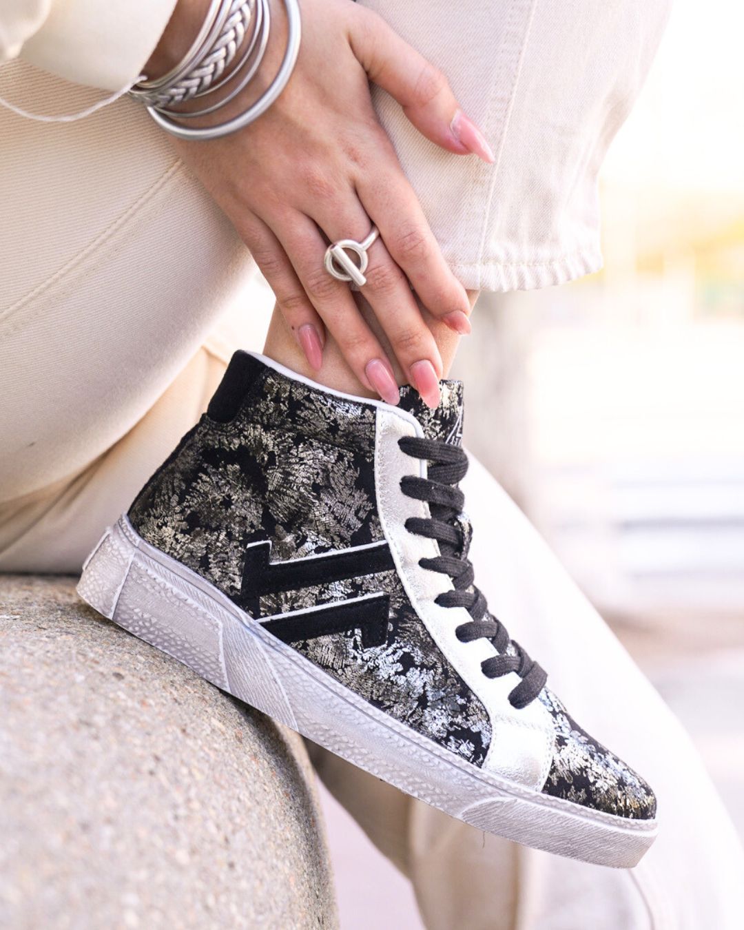 Basket femme montante noire - CL71 MOTIF