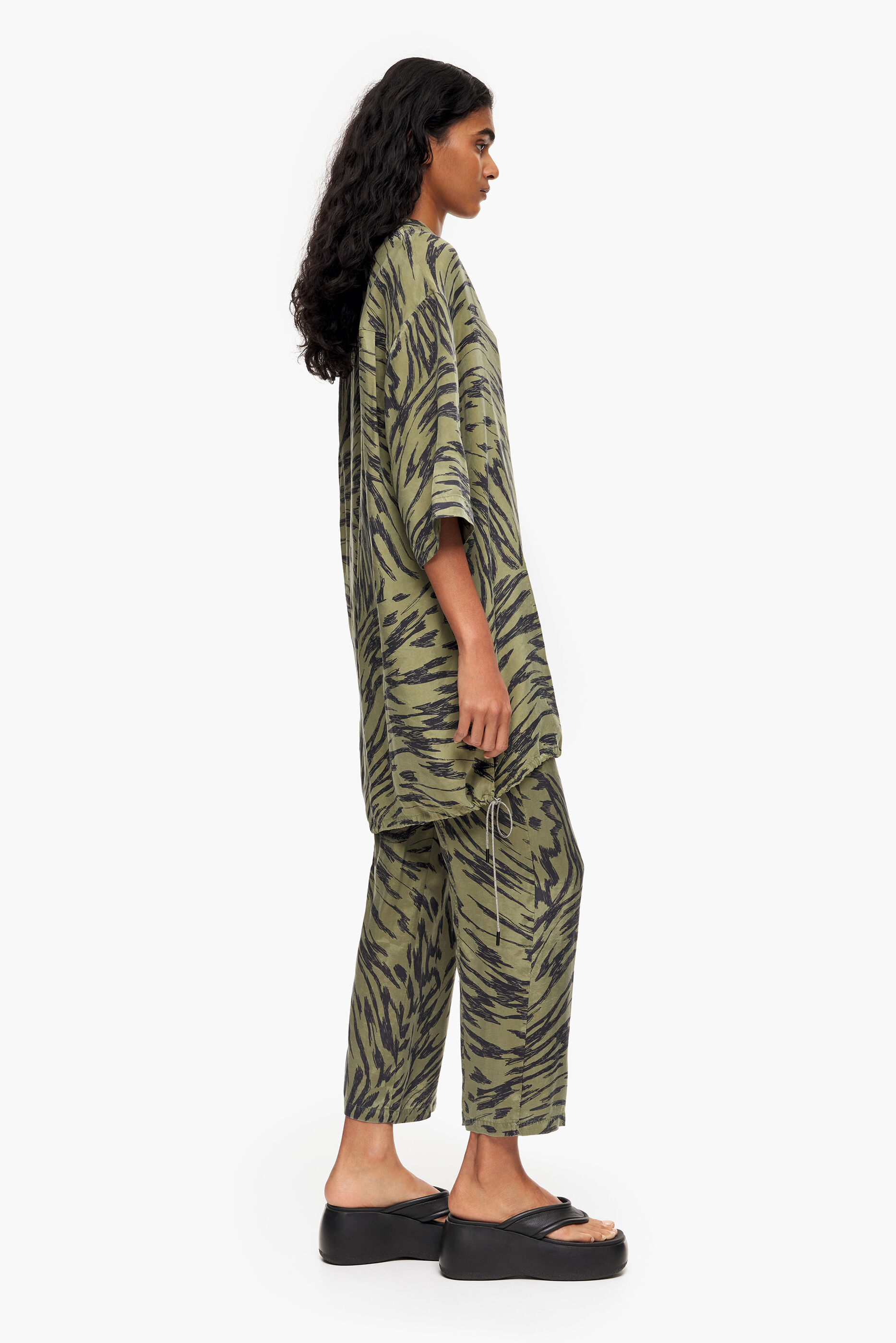 Camisa oversized cáqui com estampa de asas de borboleta