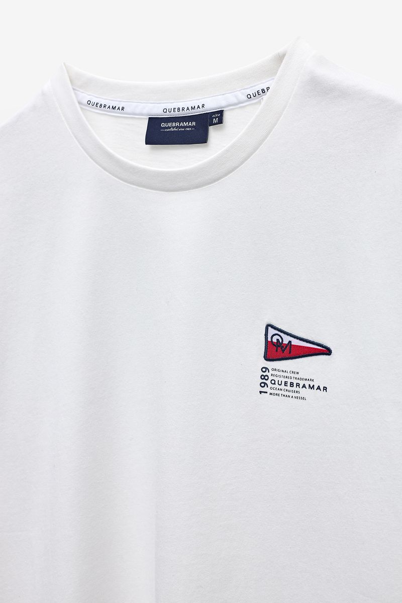 T-SHIRT COM BADGE