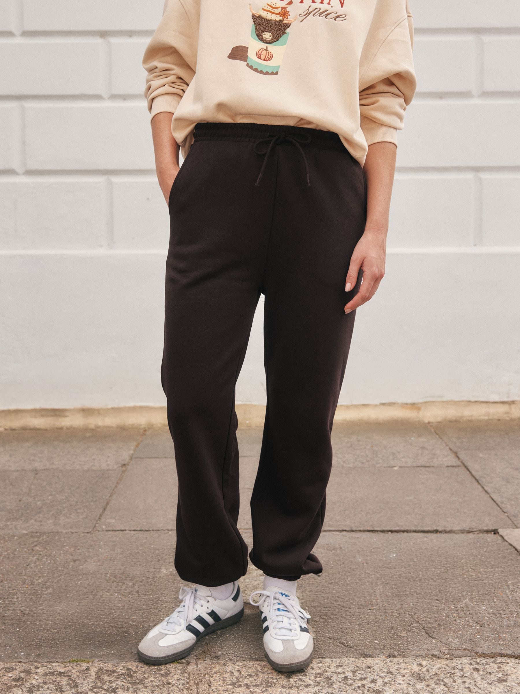 Chocoladebruin - Essentiële jersey joggingbroek met manchetten