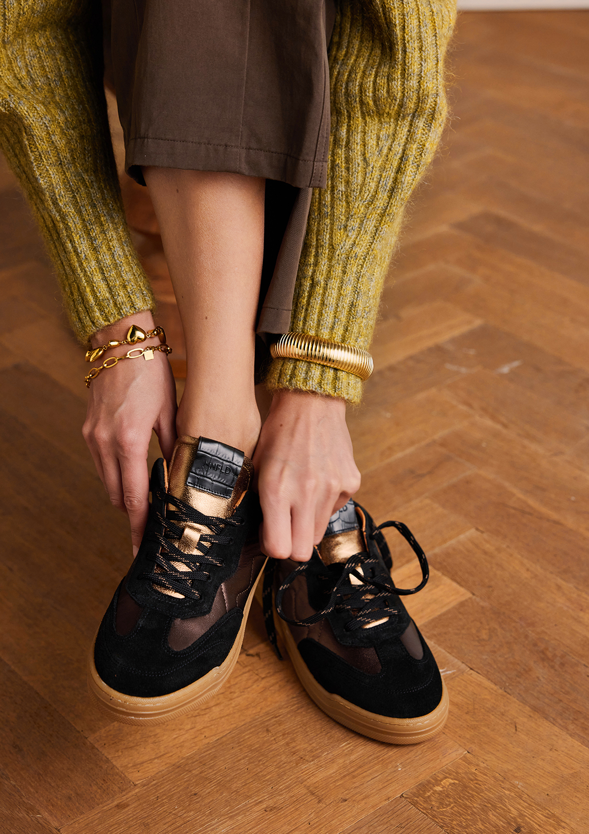 Zwarte suède sneakers met bronzen details
