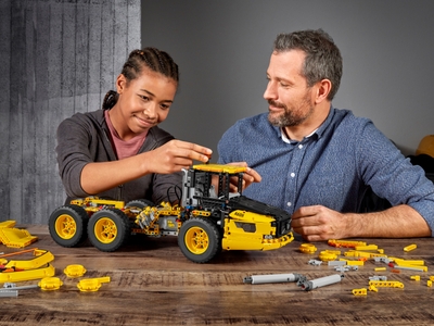 LEGO Volvo 6x6 Truck met kieptrailer (42114)
