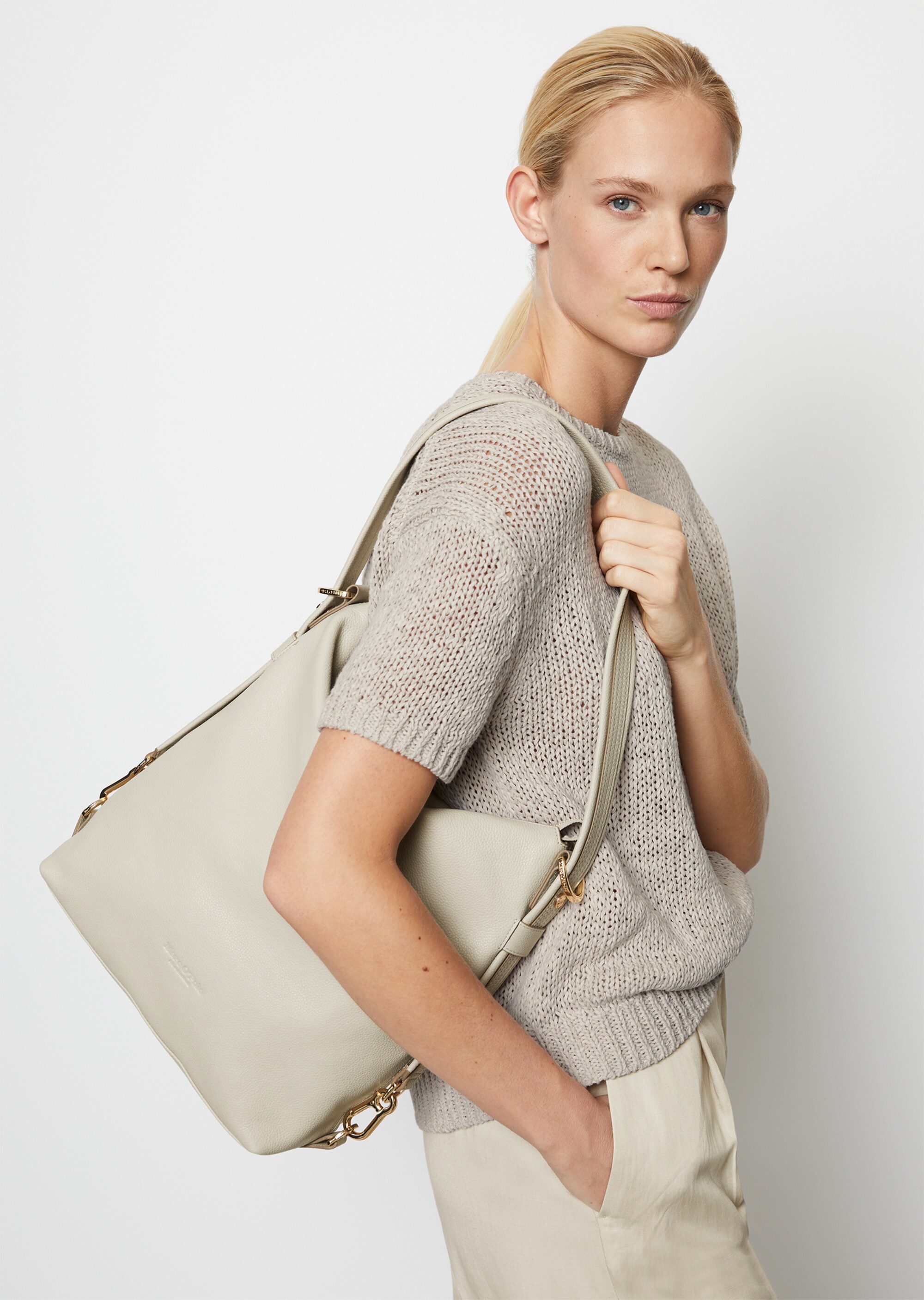 Hobo Bag medium aus fein genarbtem Leder