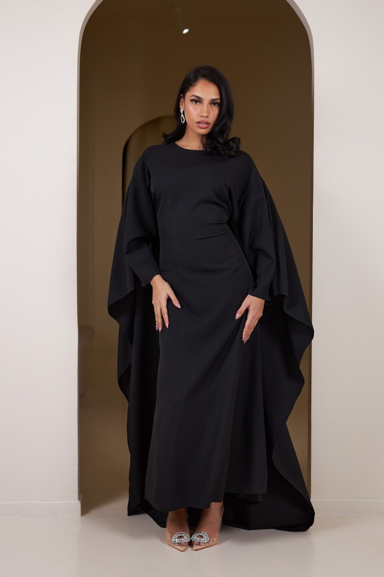 Robe noire ample à manches chauves-souris ceinturée