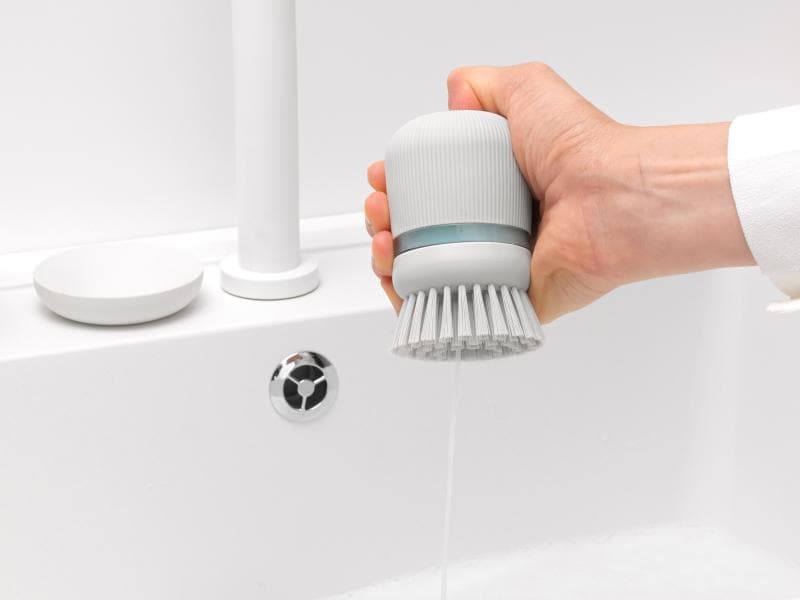 Brabantia Spülbürste mit Seifenspender Hellgrau Spülbürste mit integriertem Seifenspender Sink Side