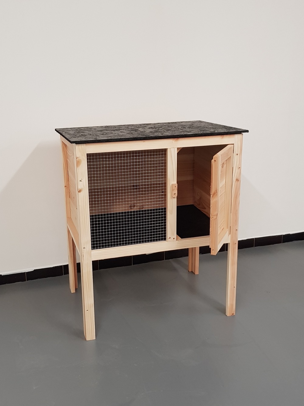 Clapier haut jeannot sur pieds en douglas avec porte 76x56x89,5 cm pour lapin