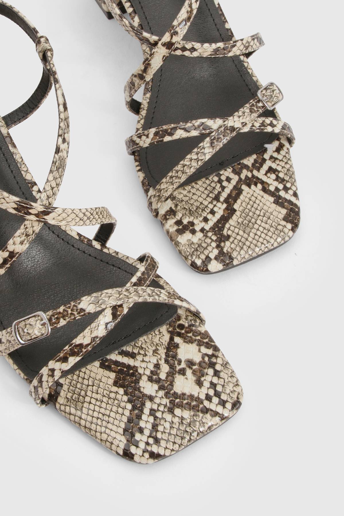 boohoo Escarpins à talon bas synthétique avec détail de boucle et lanières