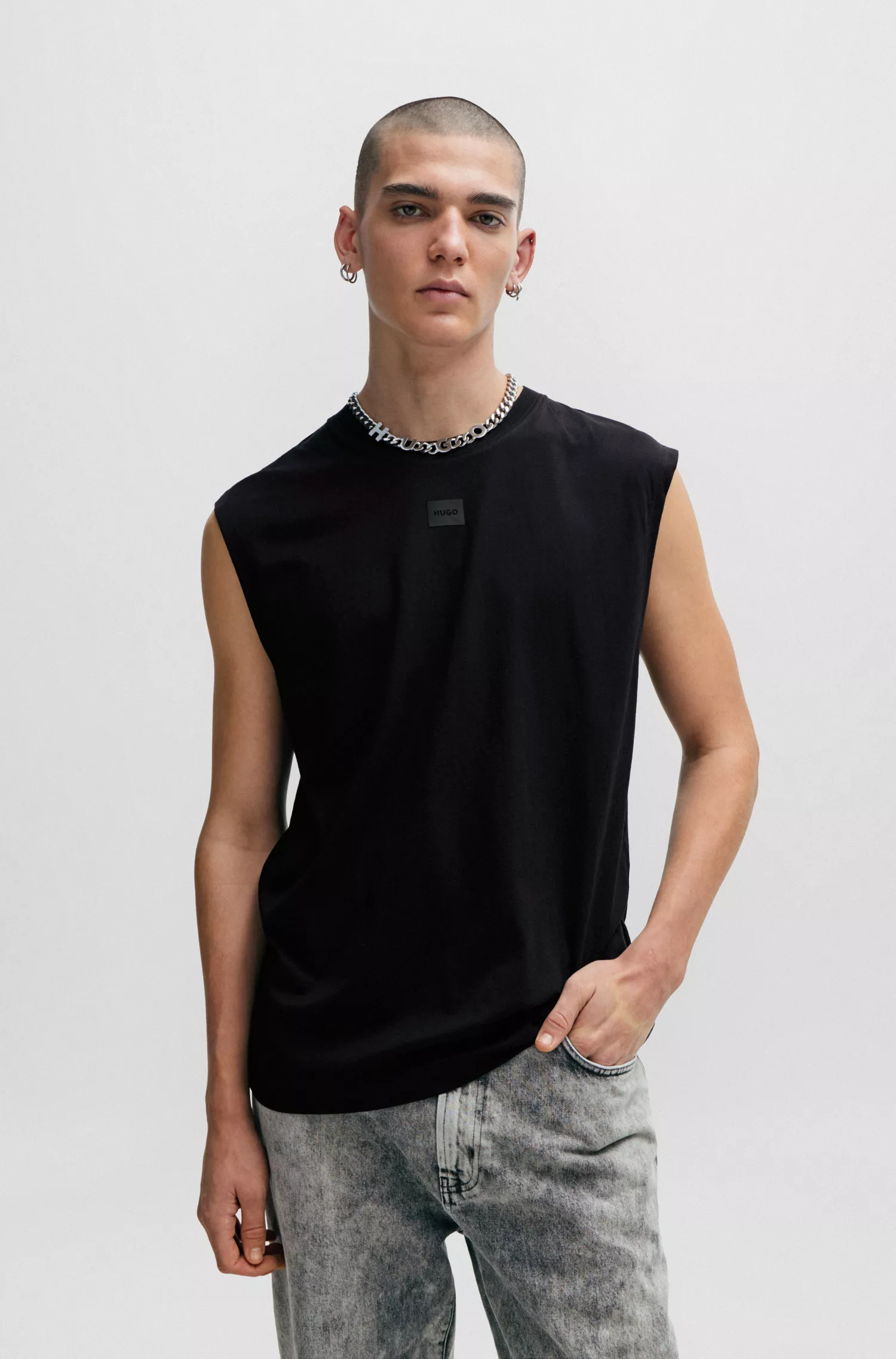 Camiseta regata vermelha HUGO em malha de algodão com detalhe do logotipo.