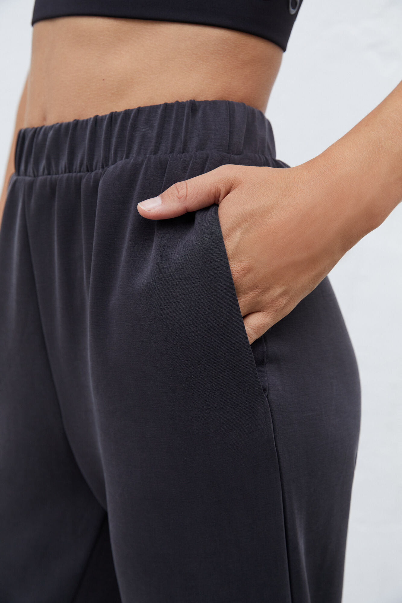 Calça jogger preta e cinza