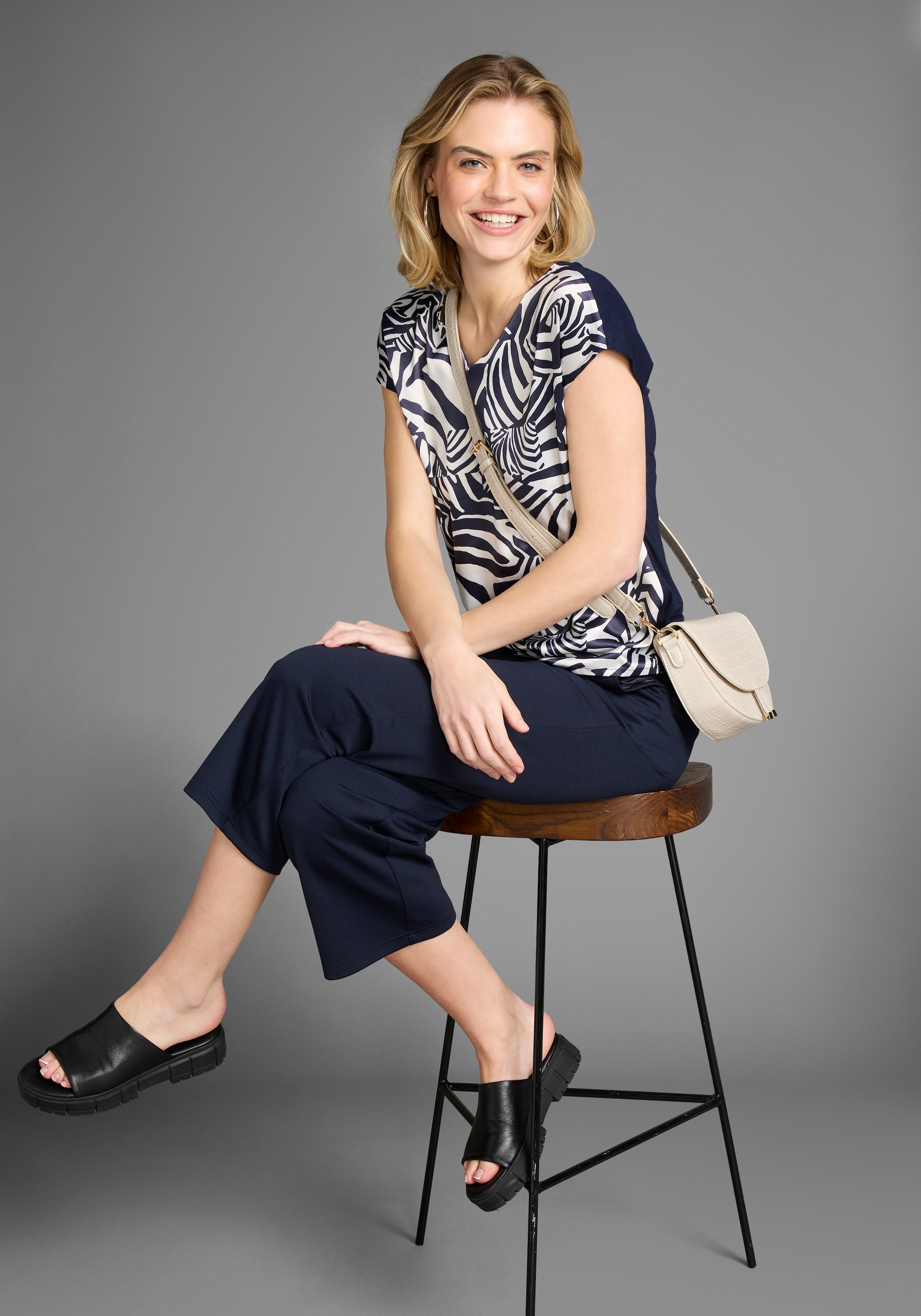 Laura Scott Shirtbluse , in Shirt-Optik, vorne leichtglänzender Satin