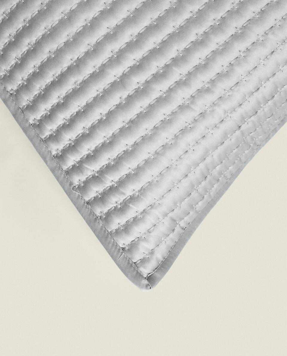 CAPA DE ALMOFADA COM COSTURA DETALHADA