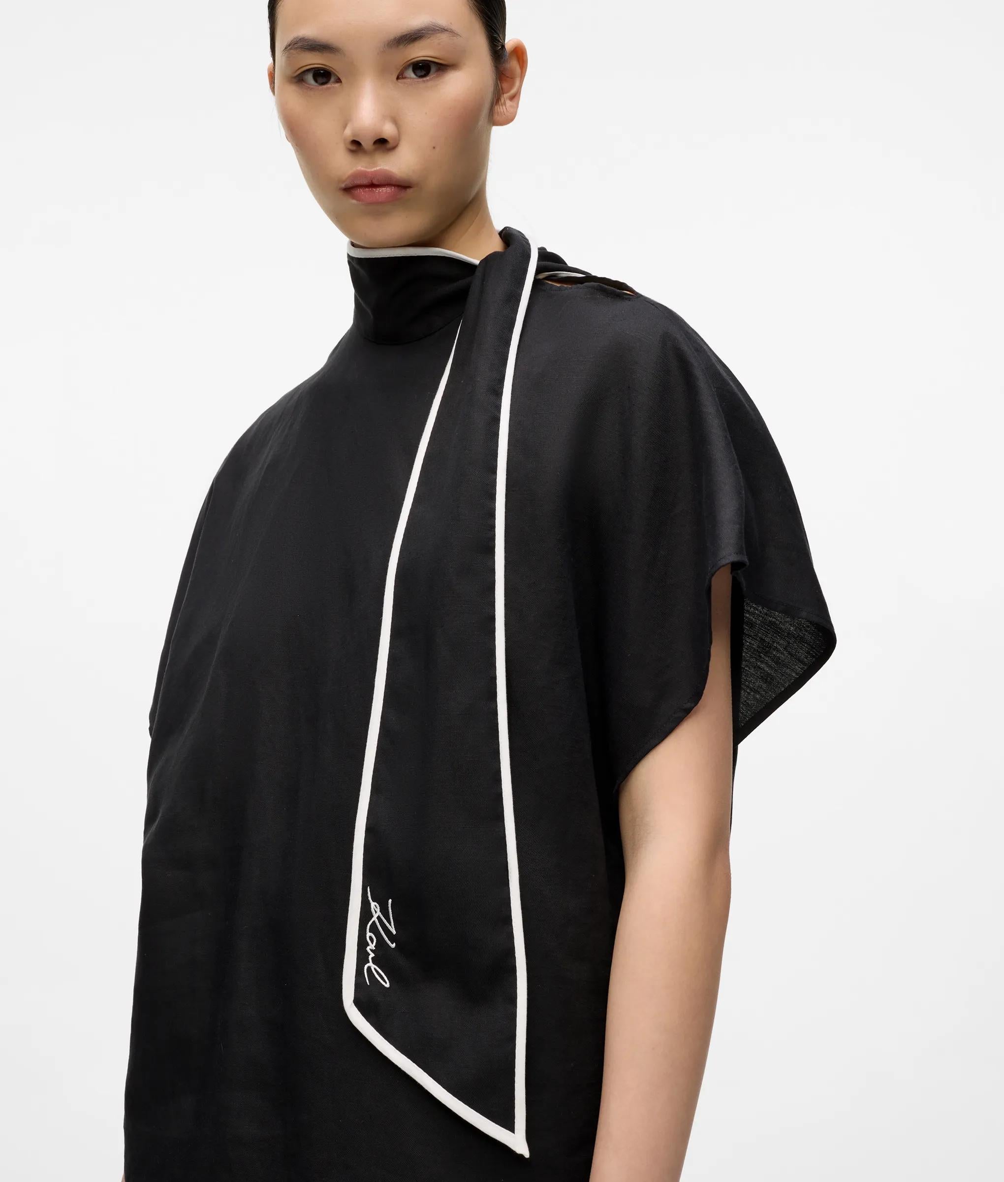 Blouse van linnenmix in productie