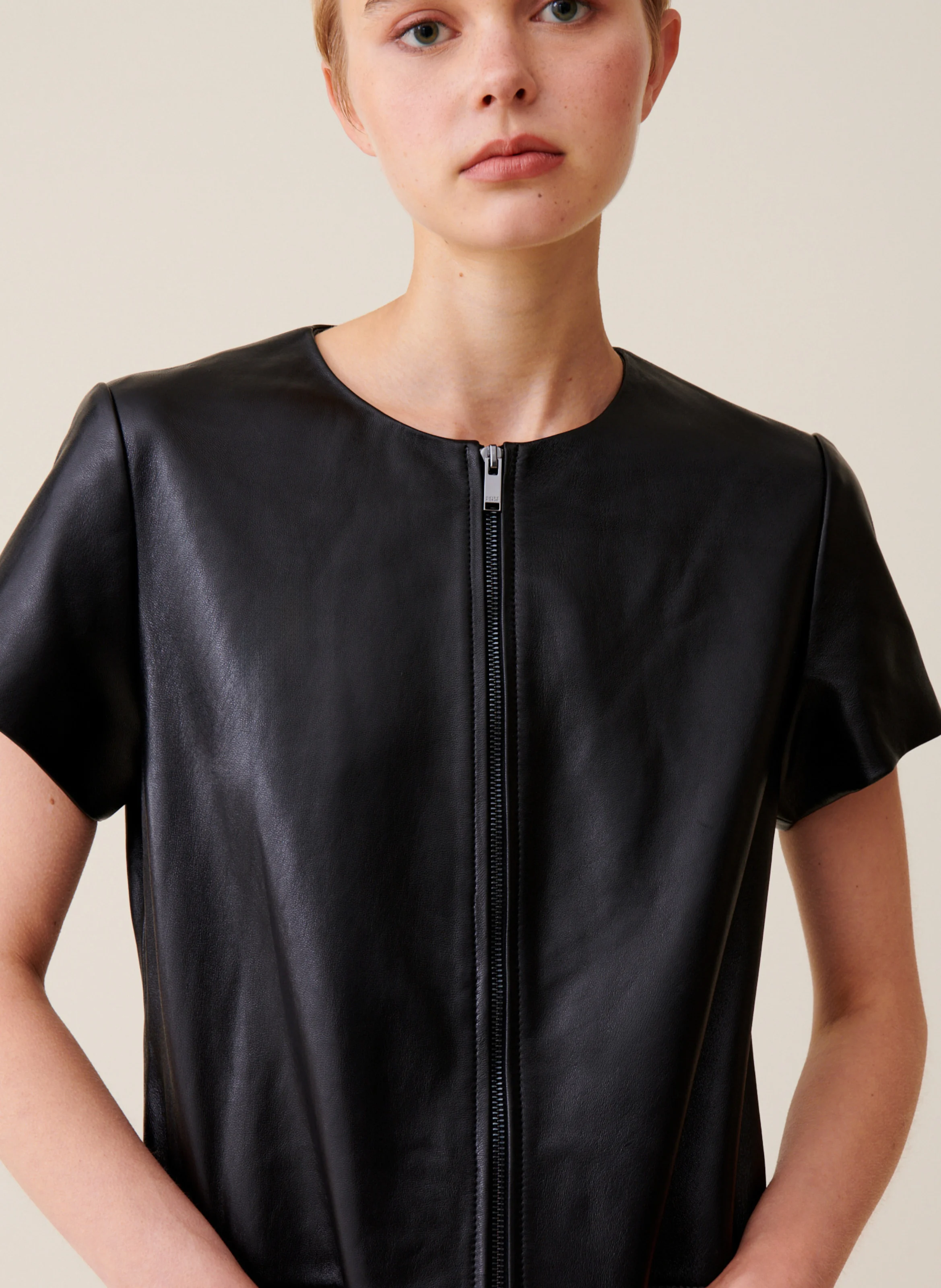 Robe courte zippée en cuir | Noir
