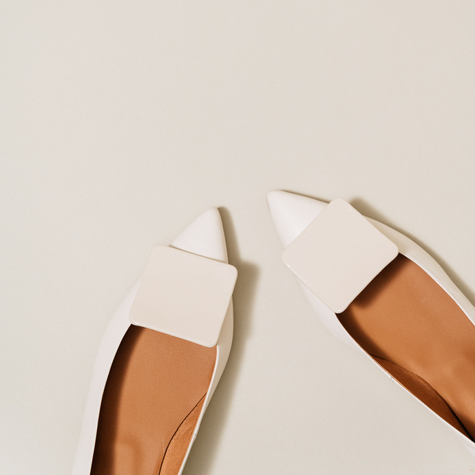Ballerines à bouts pointus  en vernis plissé écru
