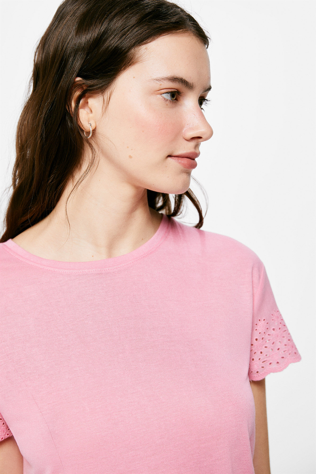 Camiseta lisa com bordado suíço - roxa