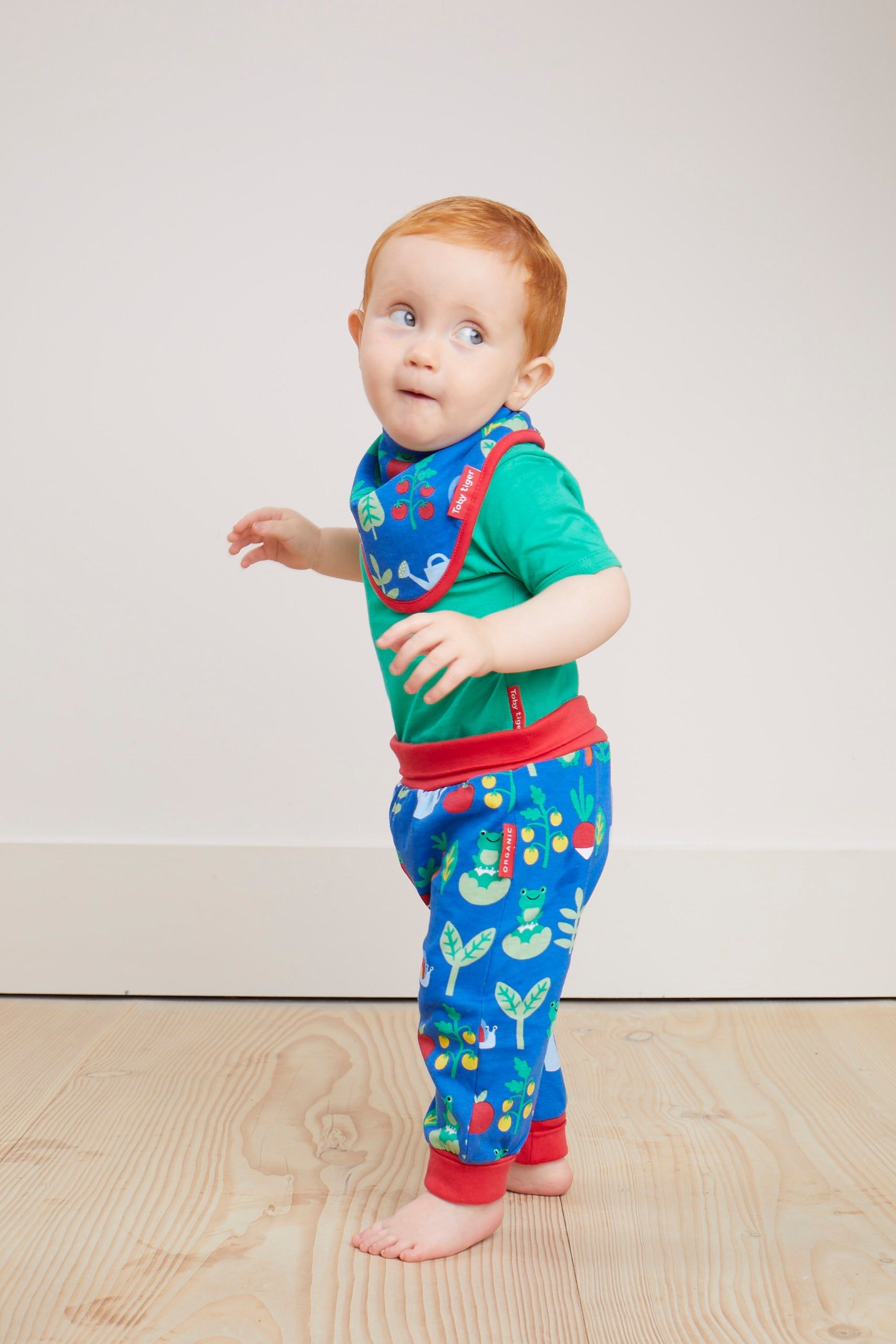 Toby Tiger Baby Lätzchen, saugstark mit Gemüsegarten Print