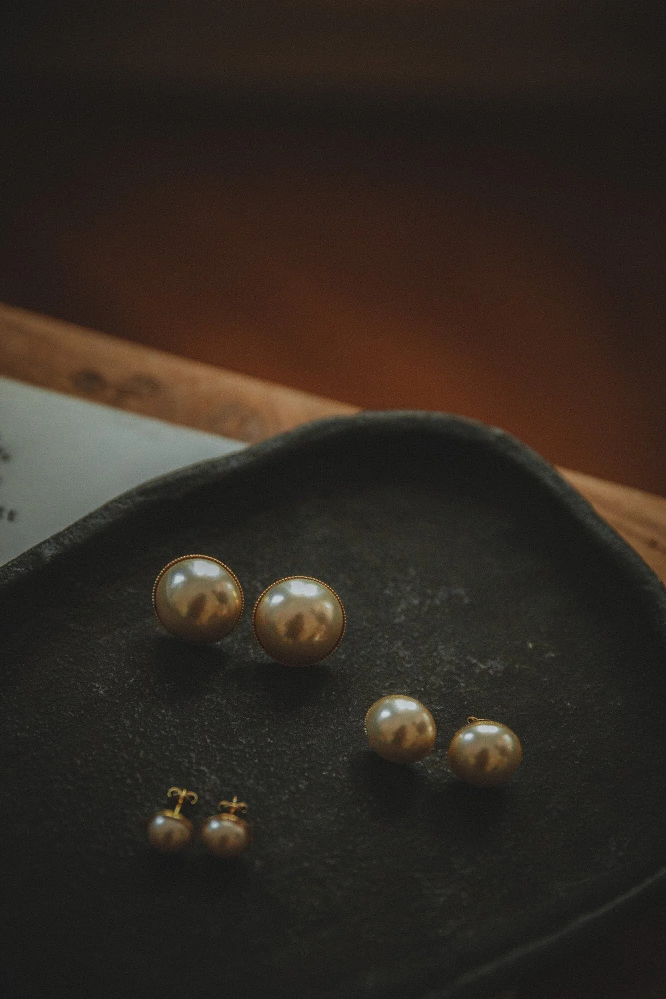 NÉLYA - Maxi boucles d'oreilles puces perles doré à l'or fin | Doré