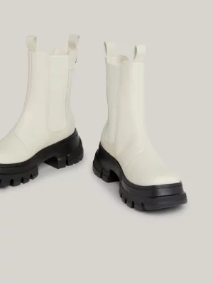 Botas Chelsea de couro com solado grosso e travas.