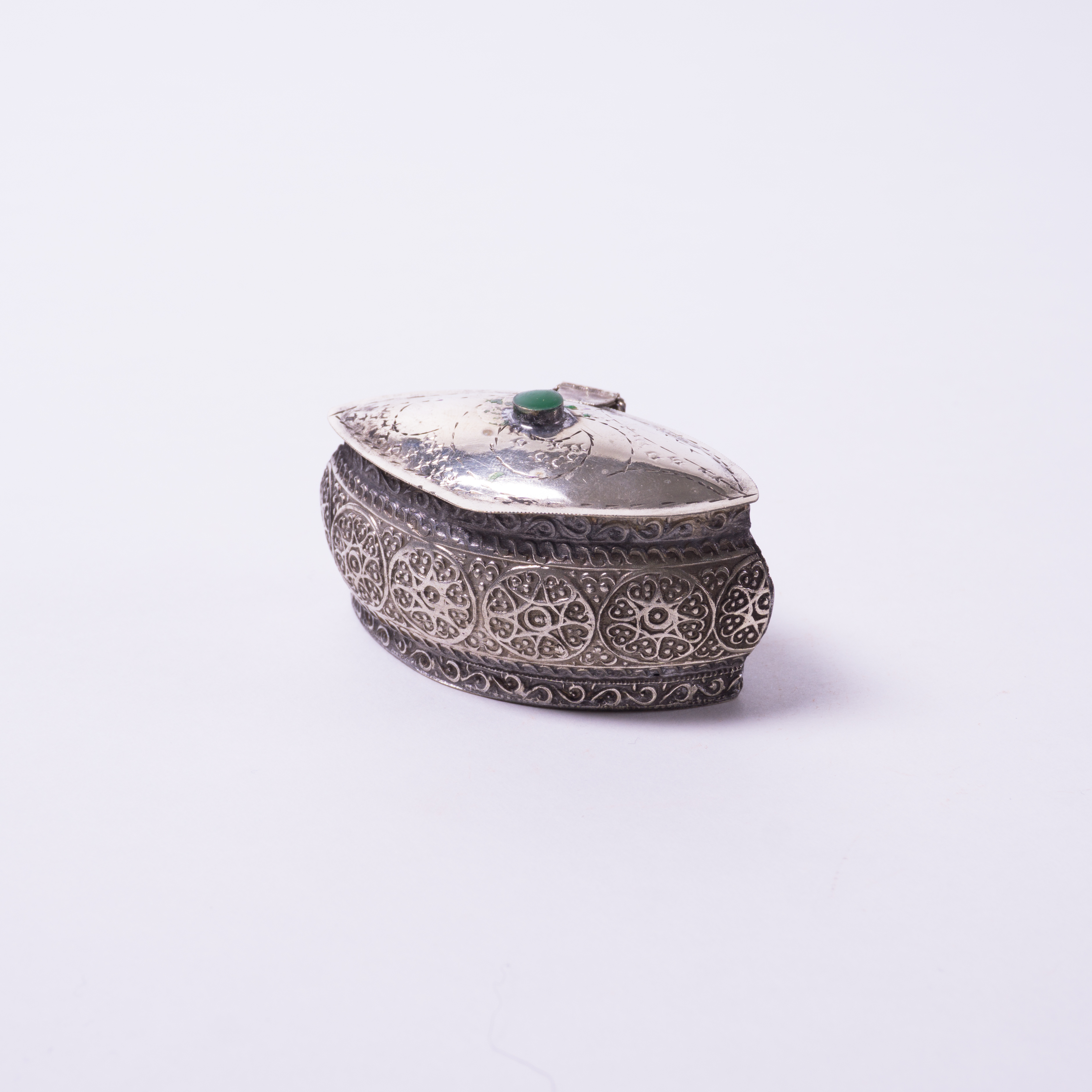 Pillendose/Schmuckdose 'Smaragd', handgefertigt, silber, L 6 cm, B 3,5 cm von fischer's lagerhaus