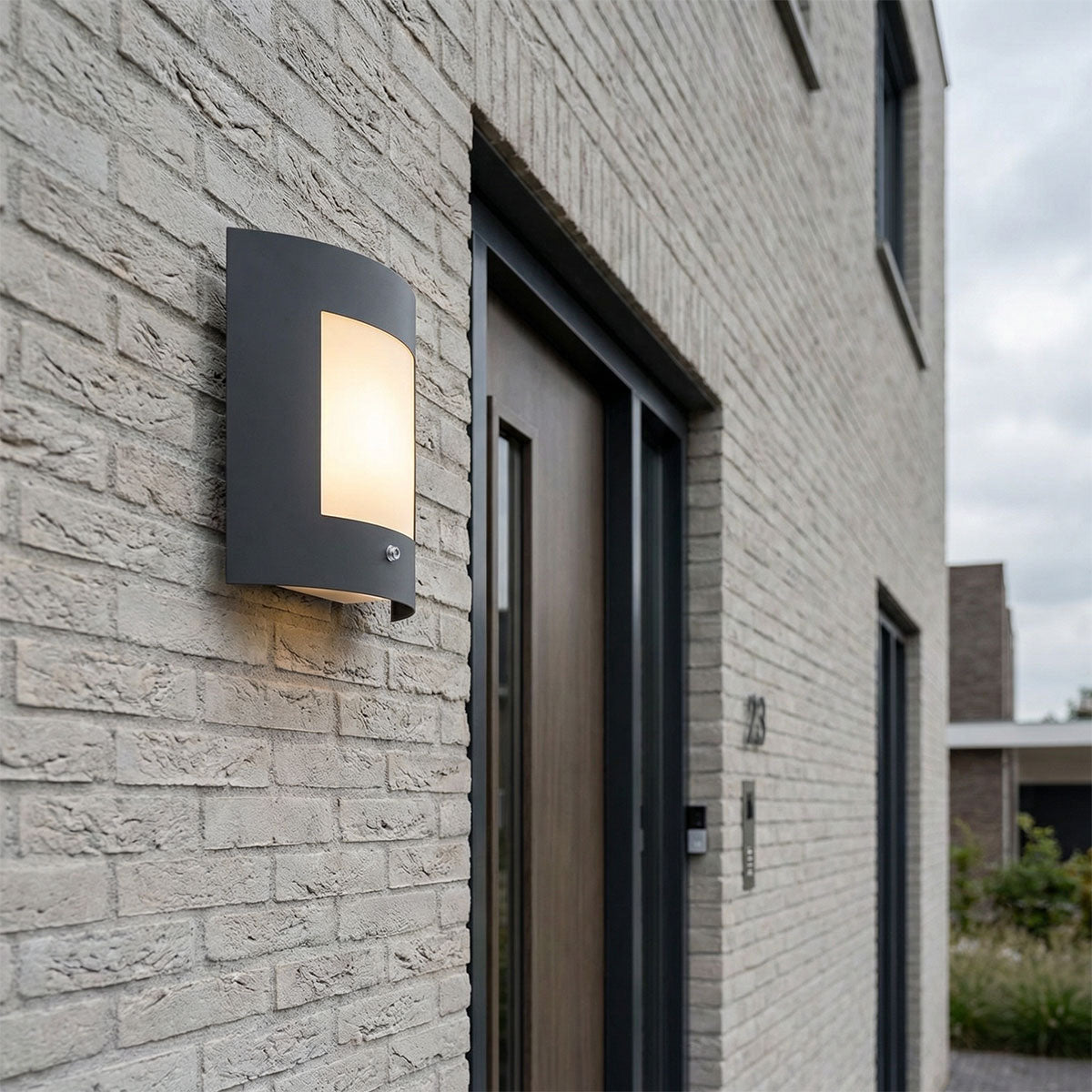 QAZQA Buiten wandlamp antraciet IP44 schemersensor - Emmerald