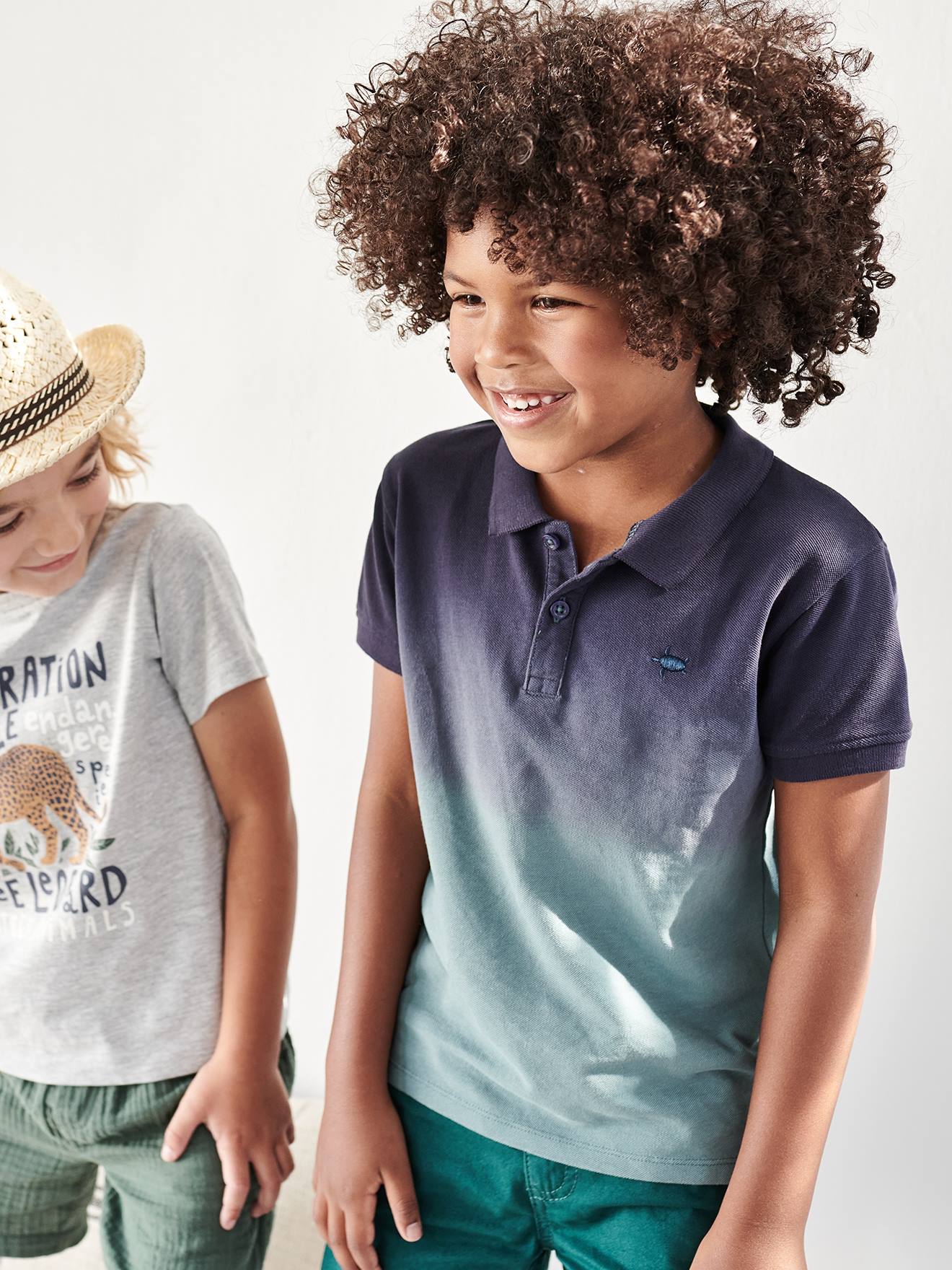 Camisa polo infantil Dip & Dye, azul escuro liso com estampas.