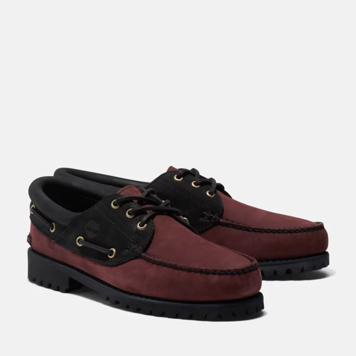 Sapato náutico masculino de três ilhós, costurado à mão, nas cores bordô e preto.