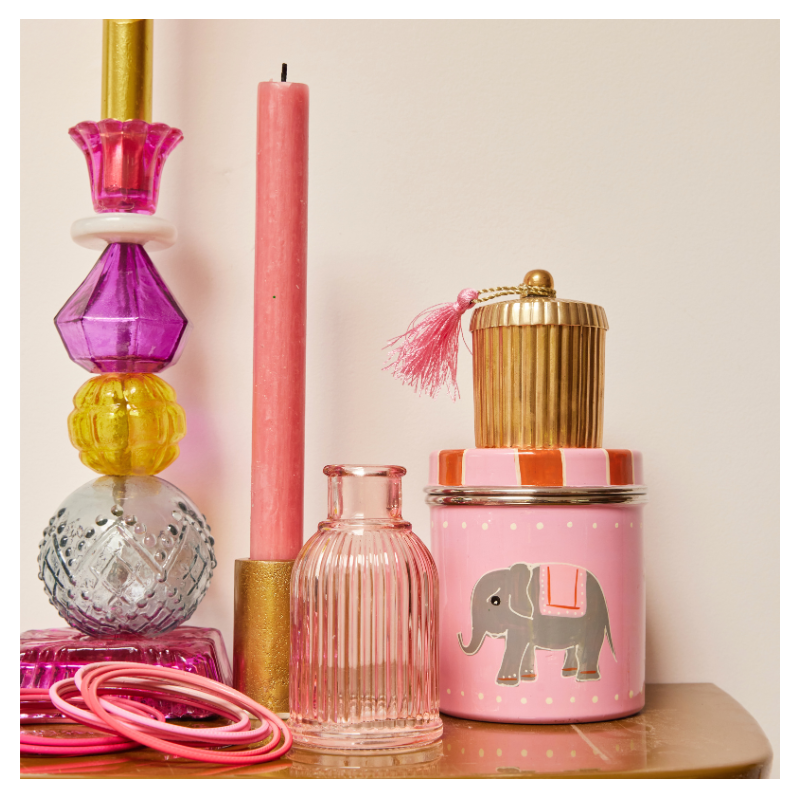 Petit vase en verre rose .