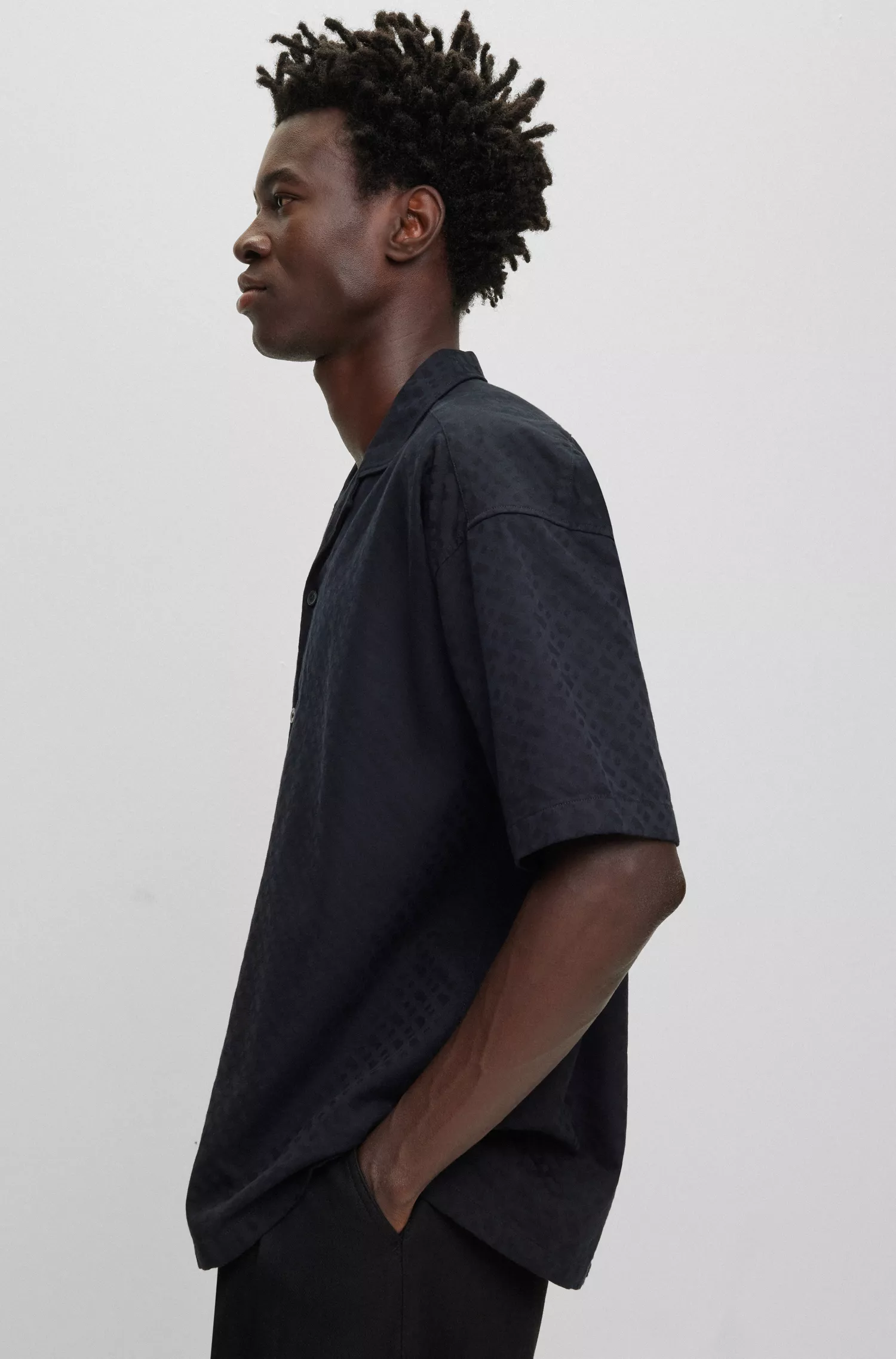 Camisa BOSS preta de corte relaxado em sarja de algodão com monograma.
