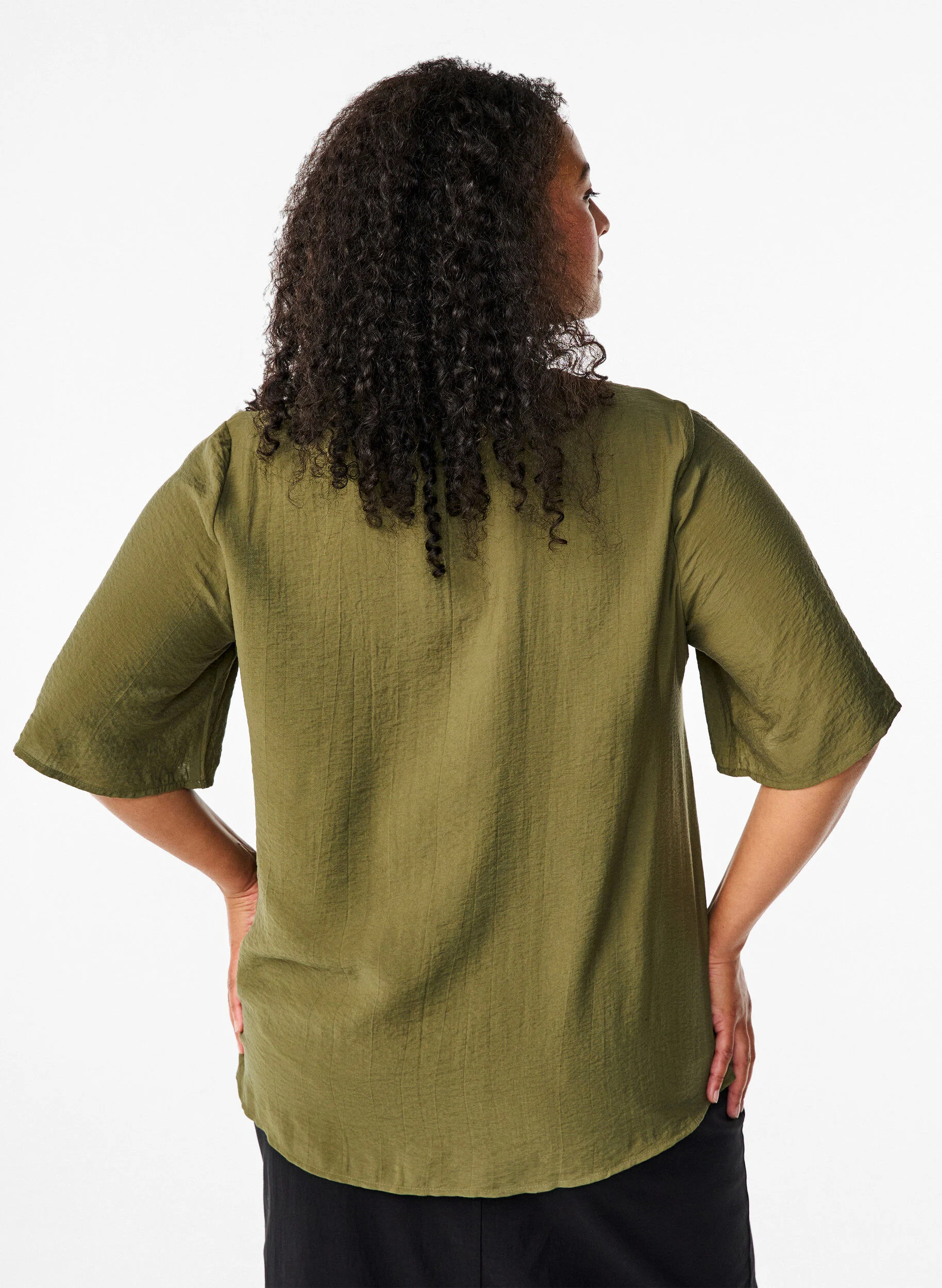 Viskosebluse med v-hals og broderidetalje