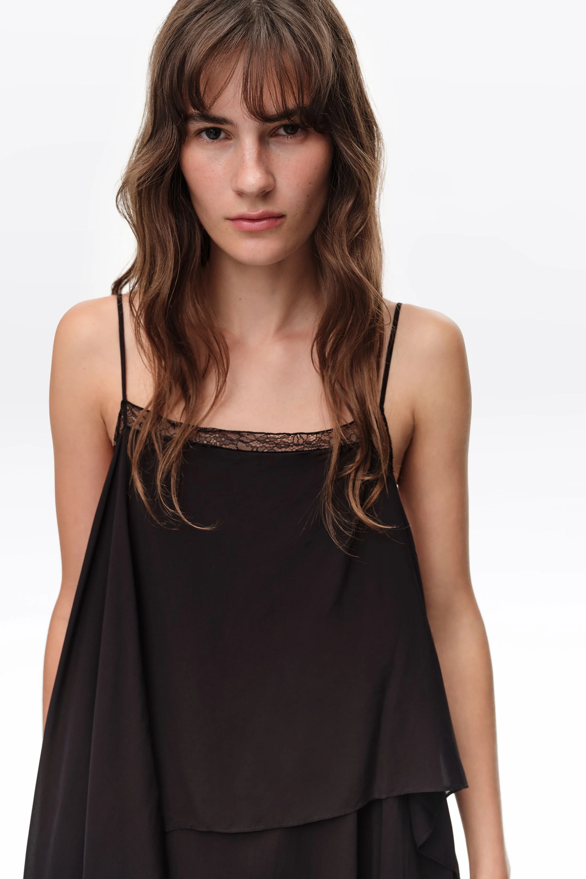 Vestido preto fluido com camadas
